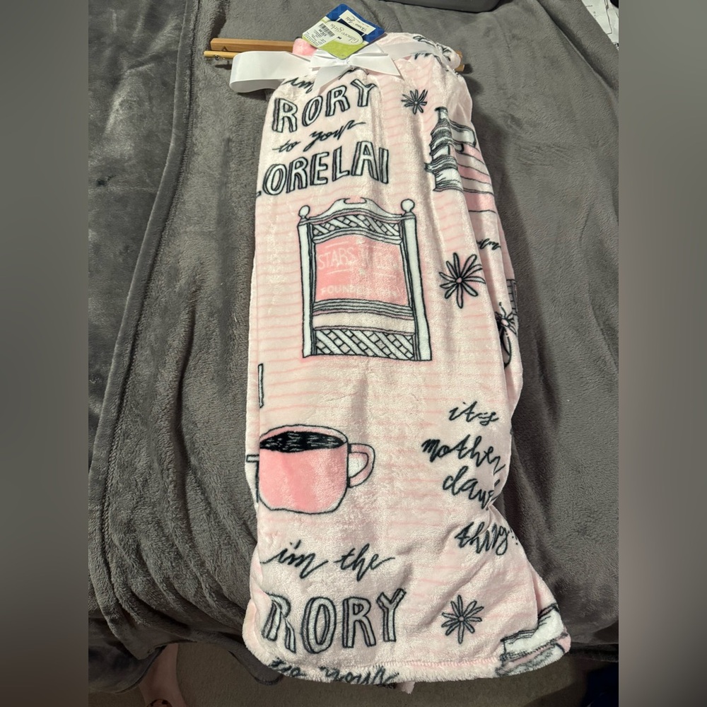 Viral hard to find Gilmore Girl Pink throw blanket - 60x70